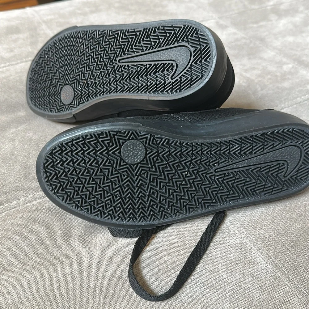 Nike Black Minimalist Sneakers with Sleek Design